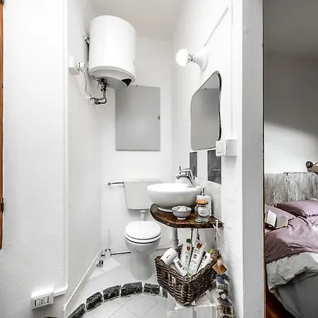 Al Vicolo Del Gallo فارالو